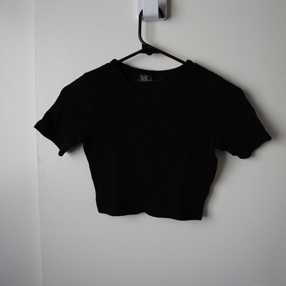 🌸 Q Black Crop Top